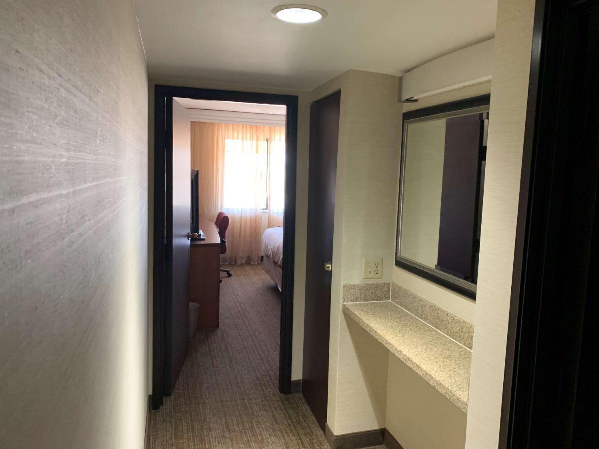 Radisson Hotel Detroit-ฟาร์มิงตันฮิลส์ ภายนอก รูปภาพ