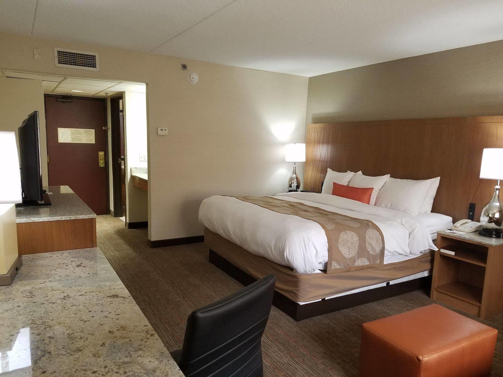 Radisson Hotel Detroit-ฟาร์มิงตันฮิลส์ ภายนอก รูปภาพ